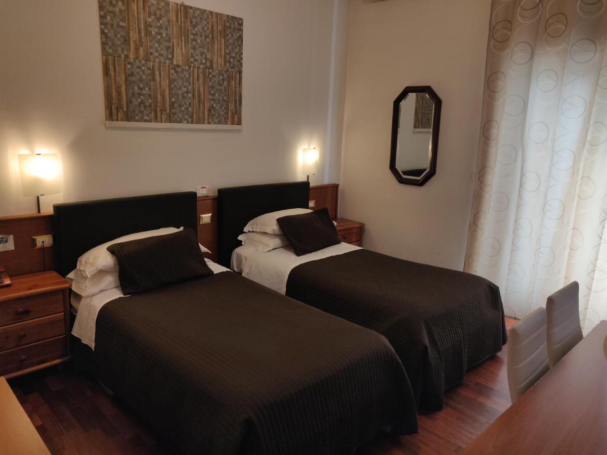 Hotel Il Rustichello Lonato Bagian luar foto