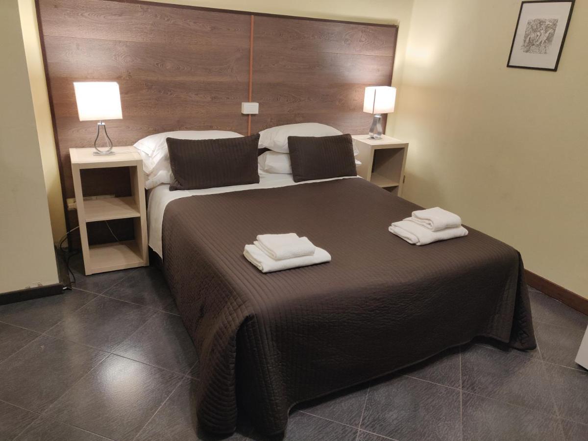 Hotel Il Rustichello Lonato Bagian luar foto