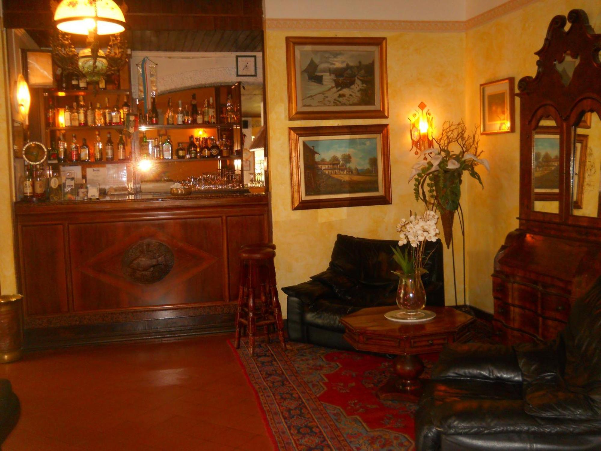 Hotel Il Rustichello Lonato Bagian luar foto