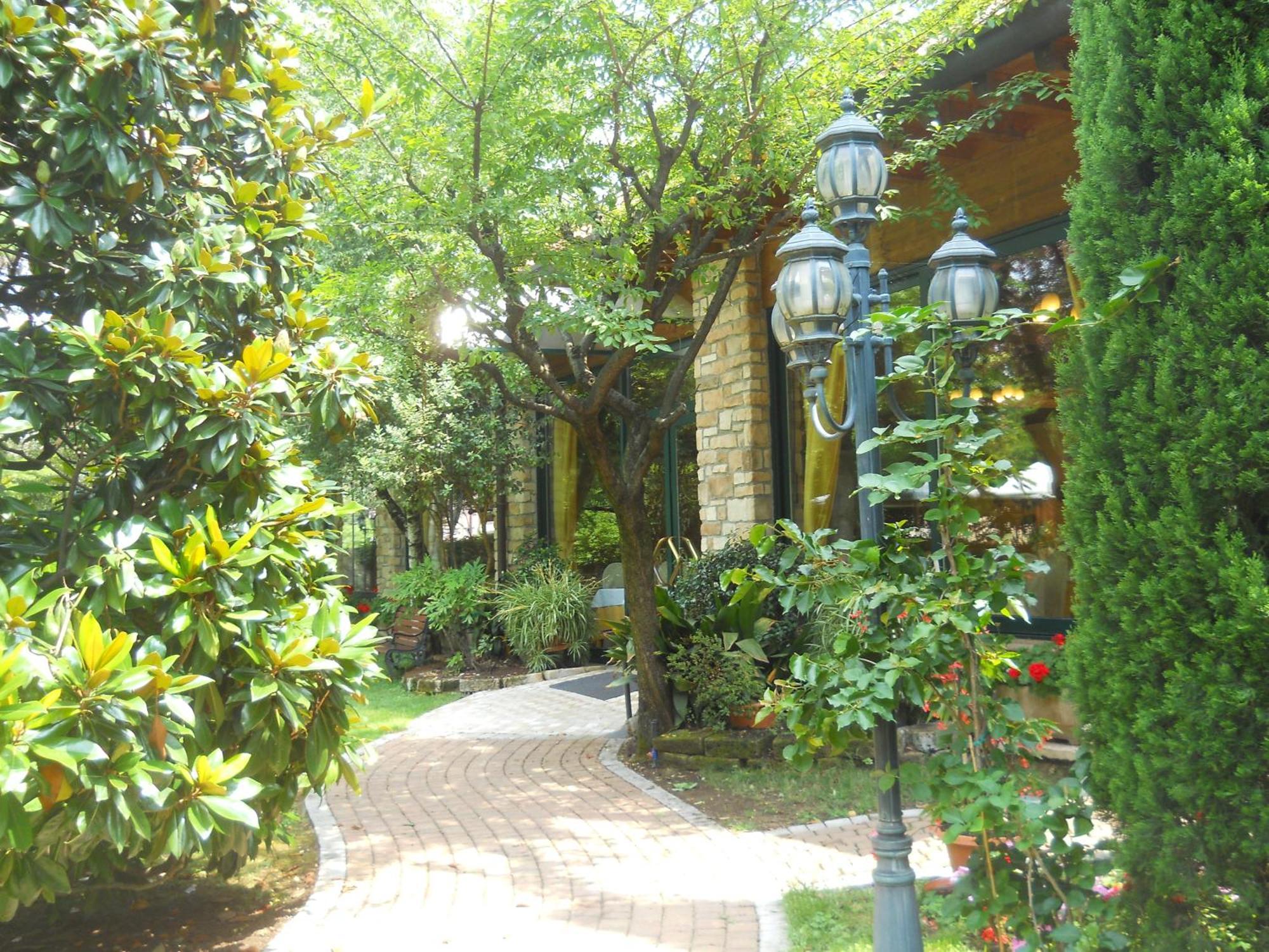 Hotel Il Rustichello Lonato Bagian luar foto