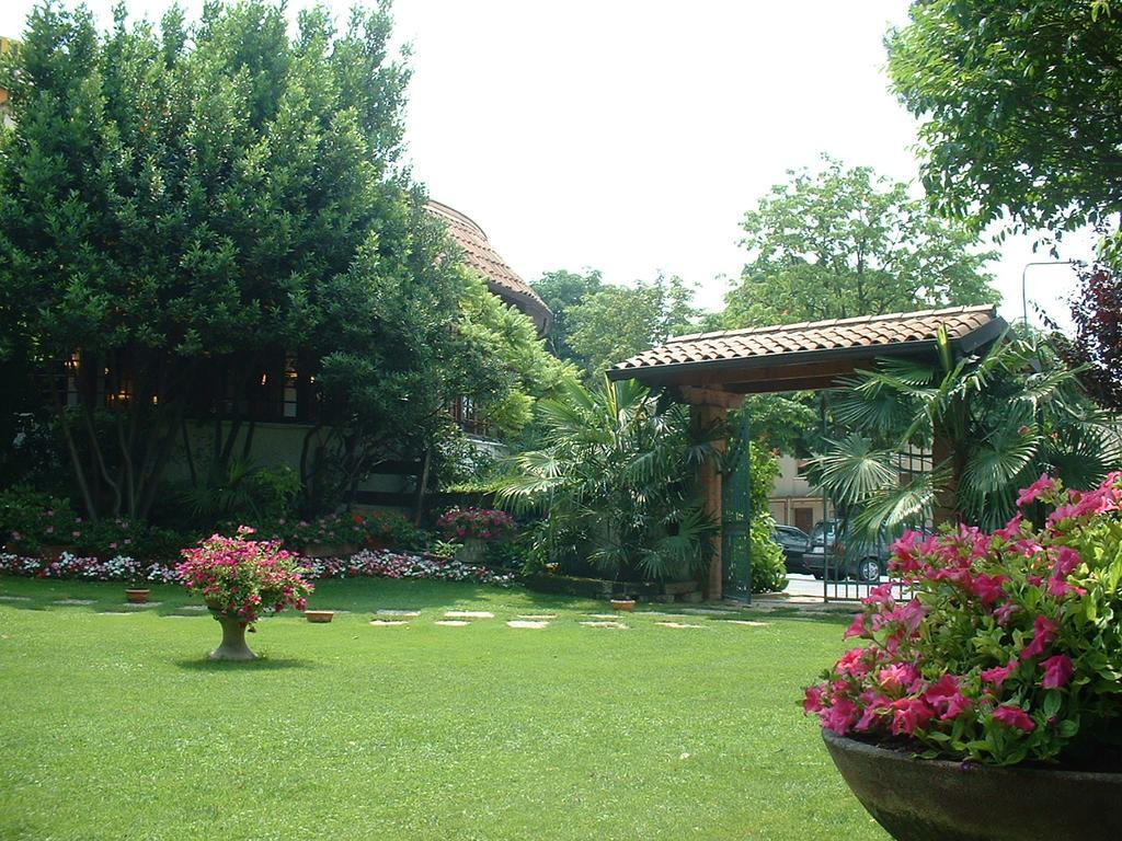 Hotel Il Rustichello Lonato Bagian luar foto
