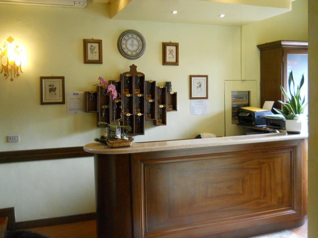 Hotel Il Rustichello Lonato Bagian luar foto