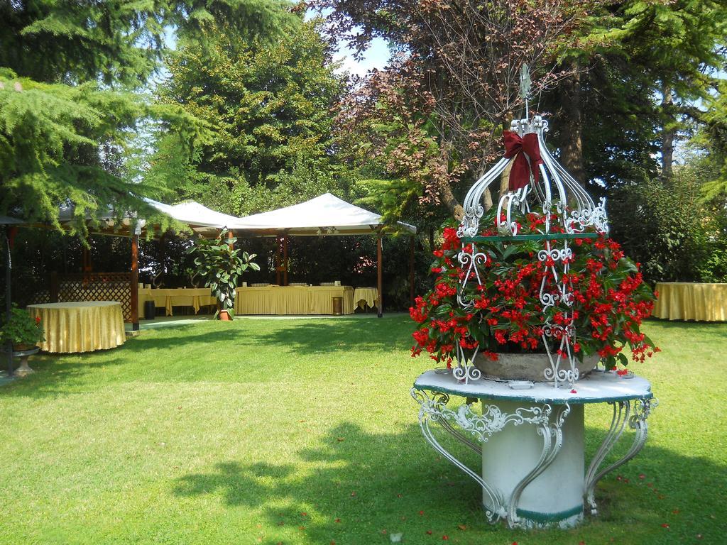 Hotel Il Rustichello Lonato Bagian luar foto