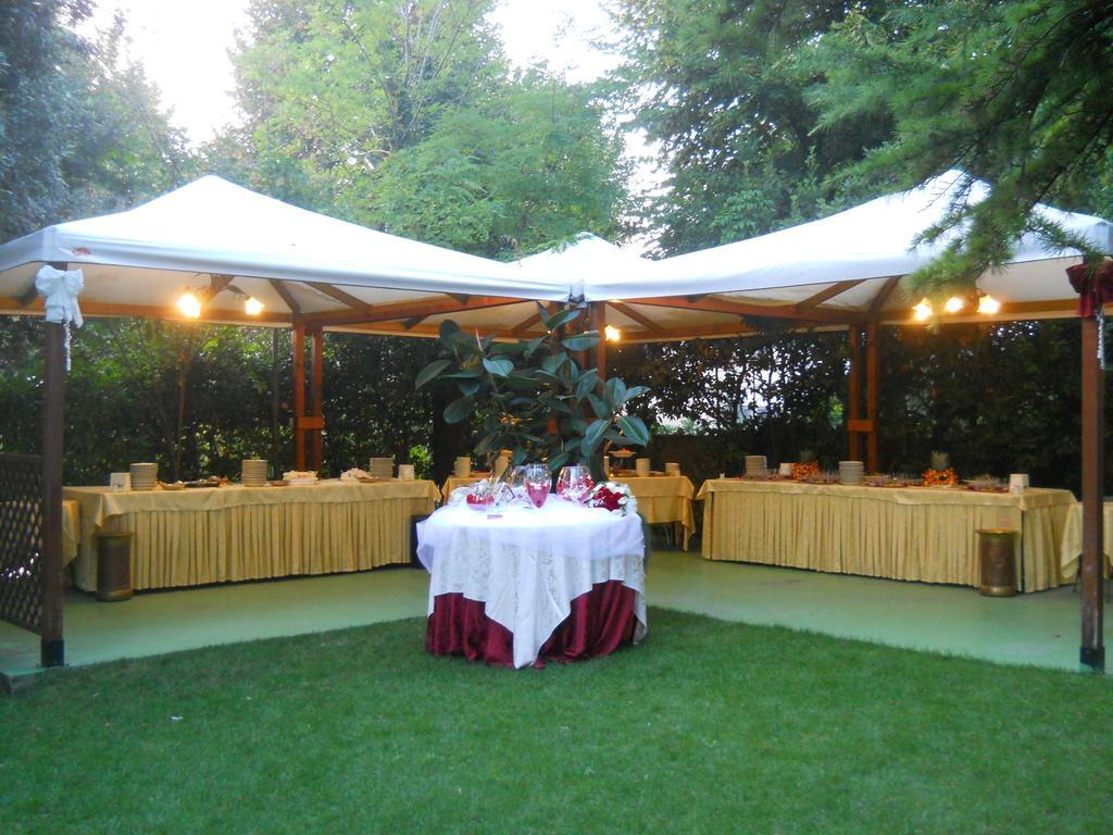 Hotel Il Rustichello Lonato Bagian luar foto