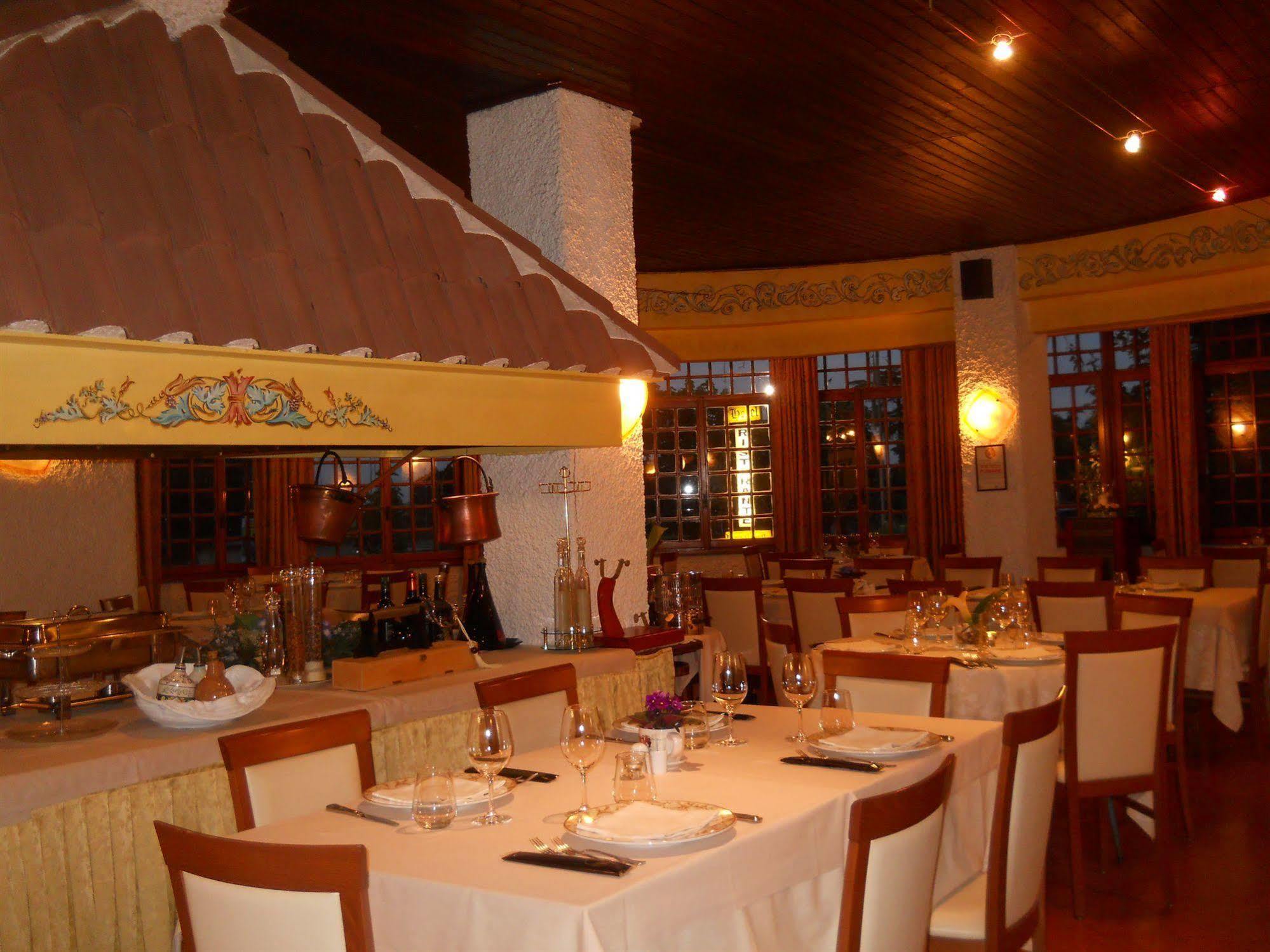 Hotel Il Rustichello Lonato Bagian luar foto
