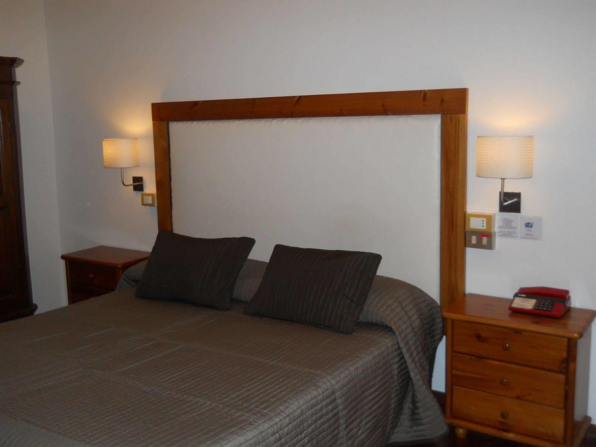 Hotel Il Rustichello Lonato Bagian luar foto