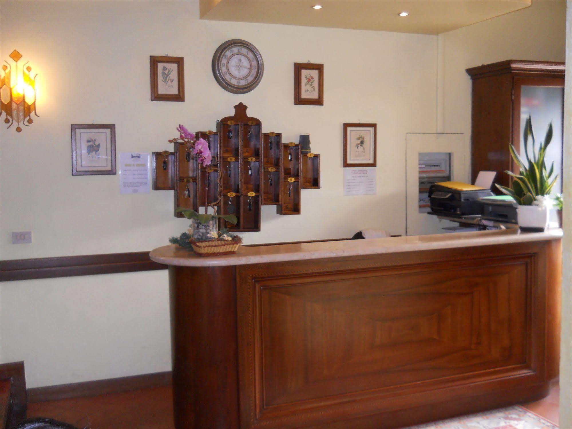 Hotel Il Rustichello Lonato Bagian luar foto