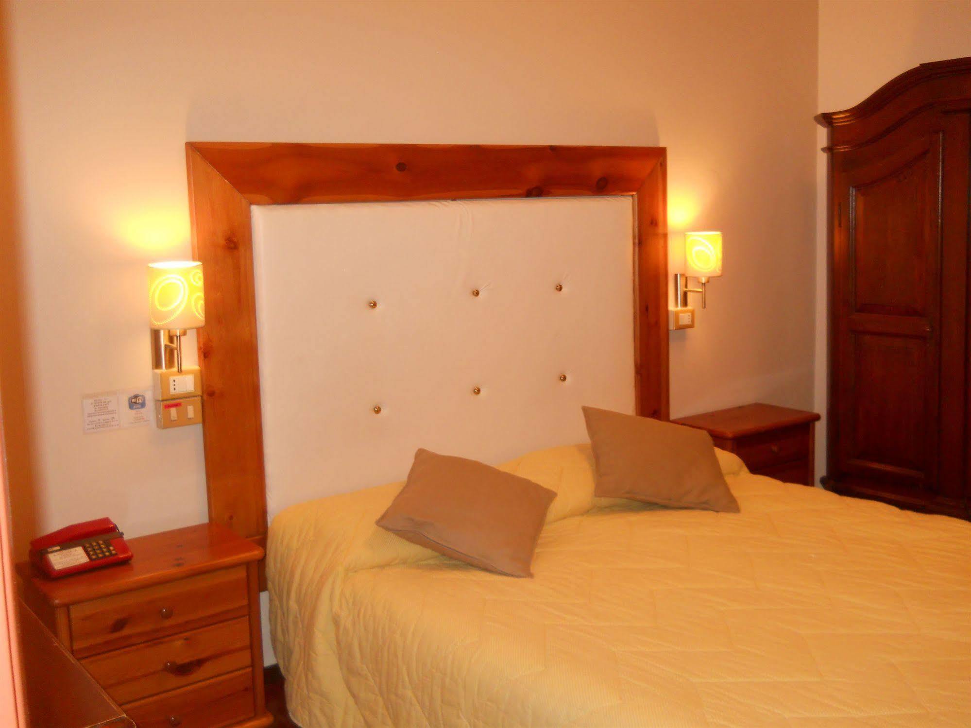 Hotel Il Rustichello Lonato Bagian luar foto