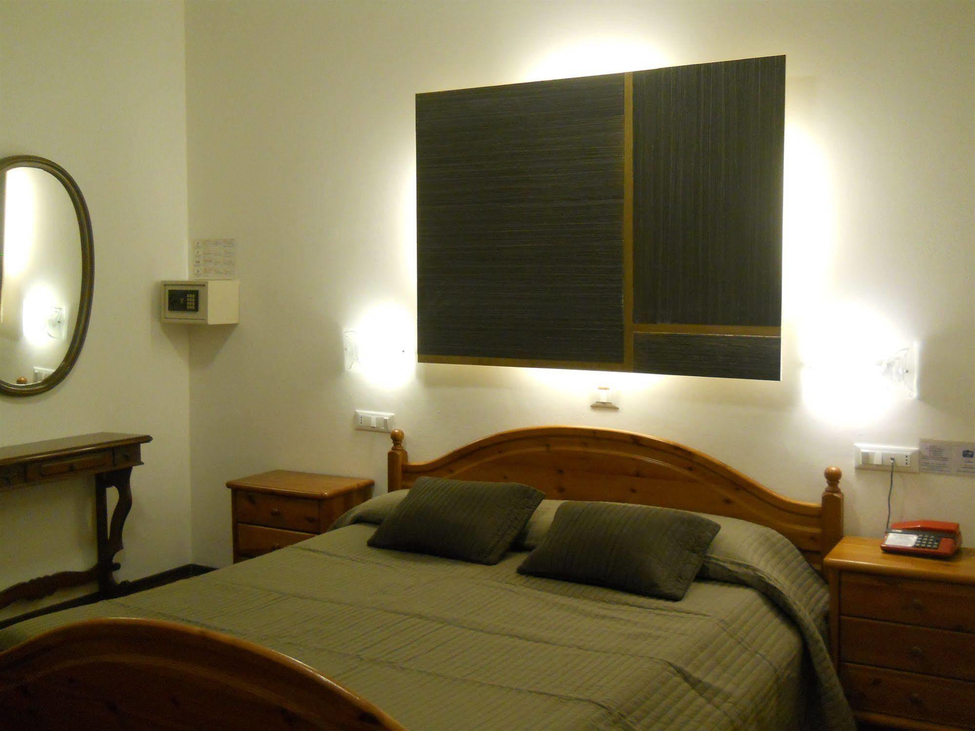 Hotel Il Rustichello Lonato Bagian luar foto